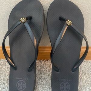 TORY BURCH MONOGRAM FLIP FLOP 8 rubber thong sandals Black-excellent condition